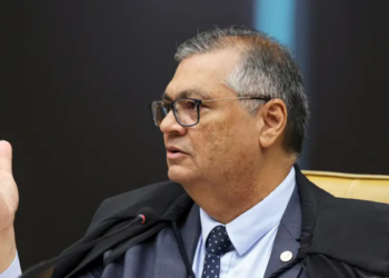 Flávio Dino determina que dados de celulares apreendidos em investigação sobre o filme Dark Horse sejam enviados à Polícia Federal e retira sigilo do material.