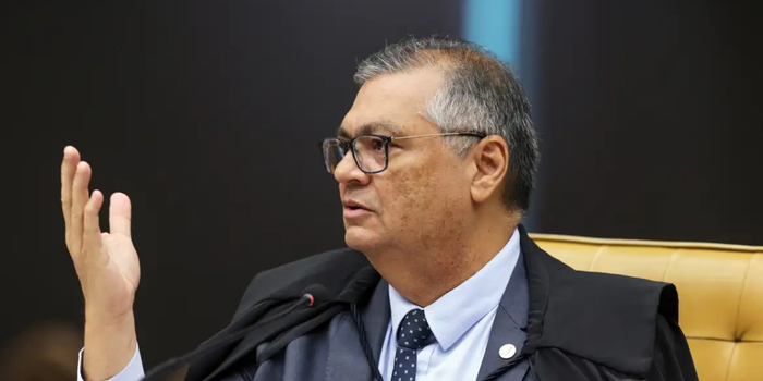 Flávio Dino determina que dados de celulares apreendidos em investigação sobre o filme Dark Horse sejam enviados à Polícia Federal e retira sigilo do material.