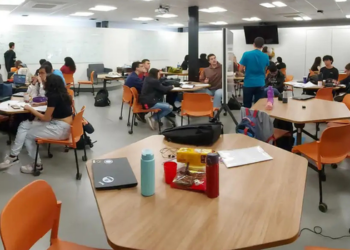 Evento Planos pro Futuro reúne 15 mil estudantes na Cidade das Artes, no Rio, com atividades sobre profissões, cursos e oportunidades de carreira.