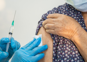 SUS começa a oferecer a vacina Pneumo 20 para pessoas com 85 anos ou mais como estratégia de prevenção contra infecções pneumocócicas.