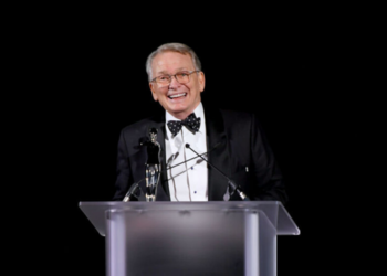 Bob Mackie morreu aos 87 anos após uma pneumonia. Estilista ficou conhecido por criar figurinos para Cher, Elton John e outras estrelas.