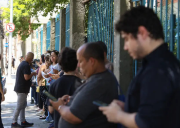 Prova Nacional Docente 2026 acontece neste domingo (20) em mais de 800 municípios; confira horários, documentos e regras para os candidatos.