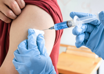 Rússia começa a disponibilizar a NeoOncovac, vacina personalizada de mRNA para casos avançados de melanoma, pelo sistema de seguro médico obrigatório.