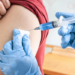 Rússia começa a disponibilizar a NeoOncovac, vacina personalizada de mRNA para casos avançados de melanoma, pelo sistema de seguro médico obrigatório.