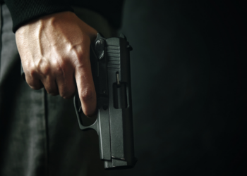Rio de Janeiro apreendeu 4.308 armas entre janeiro e agosto de 2026, alta de 10,3%. ISP também aponta 595 fuzis retirados das ruas e queda da letalidade violenta no acumulado do ano.