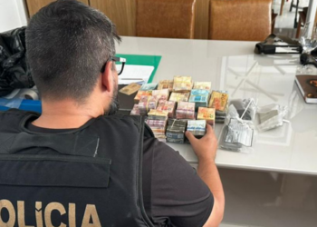 Polícia Federal apreende R$ 600 mil em espécie com uma mulher em Niterói durante ação relacionada à apuração de possíveis crimes eleitorais.