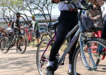 Justiça do Rio torna réus cinco homens acusados pela morte de um ciclista em Copacabana e determina prisão preventiva dos envolvidos.