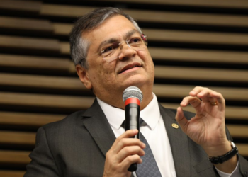 Flávio Dino determina revisão das regras da CVM em 90 dias após denúncias ligadas ao Banco Master e questionamentos sobre fiscalização e lavagem de dinheiro.