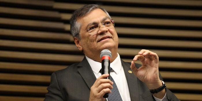 Flávio Dino determina revisão das regras da CVM em 90 dias após denúncias ligadas ao Banco Master e questionamentos sobre fiscalização e lavagem de dinheiro.