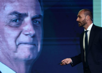 STF mantém condenação de Eduardo Bolsonaro a quatro anos e dois meses de prisão por coação no curso do processo envolvendo Jair Bolsonaro.