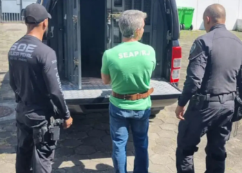 Operação Illicitus apreende mil celulares e mais de 20 kg de drogas em presídios do RJ. Fiscalização também encontrou antena Starlink e prendeu visitantes.