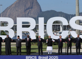 Lula e Flávio Bolsonaro apresentam diferenças sobre BRICS, Estados Unidos, China e OCDE nas propostas para a política externa brasileira em 2026.