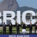 Lula e Flávio Bolsonaro apresentam diferenças sobre BRICS, Estados Unidos, China e OCDE nas propostas para a política externa brasileira em 2026.