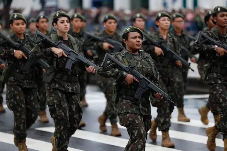 Mulheres do Exército no desfile cívico-militar no Dia da Independência, na Avenida Presidente Vargas, Rio de Janeiro - Fernando Frazão/Agência Brasil