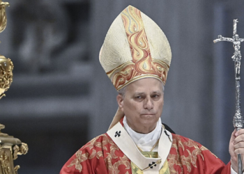 Papa Leão XIV critica a aproximação entre movimentos de extrema direita e discursos religiosos na Europa e afirma que essa mistura não corresponde ao cristianismo.