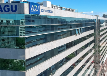 AGU explica por que recusou pedido da Polícia Federal para contestar medidas de André Mendonça nas investigações do Banco Master.