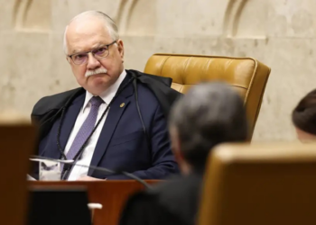 Presidente do STF intervém em disputa entre ministros, dá 48 horas a Andrei Rodrigues e convoca sessão extraordinária para 15 de setembro.