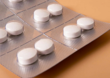 Ivermectina é usada contra parasitas, mas o excesso pode causar efeitos graves. Veja os riscos e o que dizem as autoridades de saúde.
