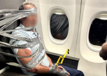 Passageiro de 67 anos foi imobilizado com fita adesiva após confusão em voo da American Airlines, que precisou desviar para Baltimore.