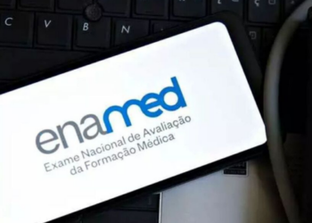 Faculdades de medicina mudaram avaliações e reforçaram preparação após notas baixas no Enamed. Nova edição da prova acontece neste domingo.
