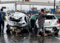 Engavetamento com 22 veículos na Via Dutra deixa um motorista morto e dez feridos em São João de Meriti. Acidente provoca congestionamento de 12 km.