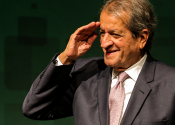 Valdemar Costa Neto critica carta de Flávio Bolsonaro que contesta eleição de 2026. Presidente do PL diz que não gostou do documento e expõe divergências no partido.