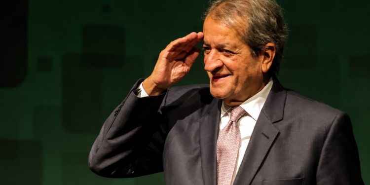 Valdemar Costa Neto critica carta de Flávio Bolsonaro que contesta eleição de 2026. Presidente do PL diz que não gostou do documento e expõe divergências no partido.