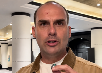 Eduardo Bolsonaro pede que a comunidade internacional não reconheça o resultado das eleições, questiona a vitória de Lula e critica dados eleitorais e pesquisas.