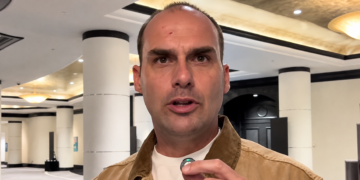 Eduardo Bolsonaro pede que a comunidade internacional não reconheça o resultado das eleições, questiona a vitória de Lula e critica dados eleitorais e pesquisas.