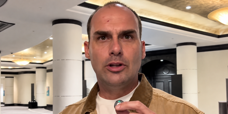 Eduardo Bolsonaro pede que a comunidade internacional não reconheça o resultado das eleições, questiona a vitória de Lula e critica dados eleitorais e pesquisas.