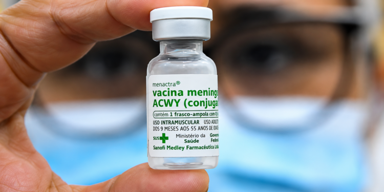 Rio de Janeiro amplia temporariamente a vacinação contra meningite ACWY para pessoas de até 59 anos. Campanha segue até 31 de outubro na capital.