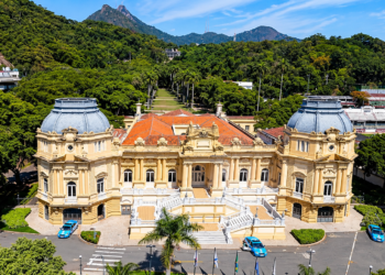 Orçamento do Rio de Janeiro para 2027 prevê déficit de R$ 14 bilhões. Alerj começa a analisar proposta com receitas de R$ 124 bilhões e despesas de R$ 138 bilhões.