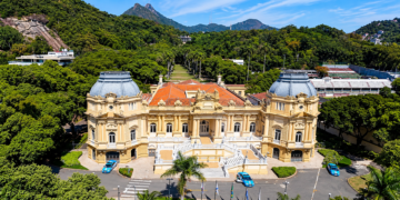 Orçamento do Rio de Janeiro para 2027 prevê déficit de R$ 14 bilhões. Alerj começa a analisar proposta com receitas de R$ 124 bilhões e despesas de R$ 138 bilhões.