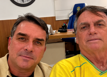 Flávio Bolsonaro voltou a visitar Jair Bolsonaro nesta terça-feira (13), em Brasília, após o fim da suspensão determinada pelo STF.