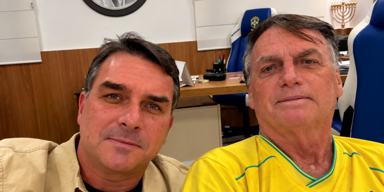 Flávio Bolsonaro voltou a visitar Jair Bolsonaro nesta terça-feira (13), em Brasília, após o fim da suspensão determinada pelo STF.