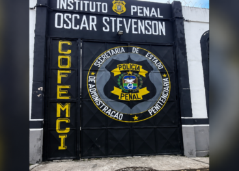 Diretora de presídio feminino no Rio tem prisão preventiva decretada após agentes encontrarem cerca de 70 quilos de alimentos em seu carro.