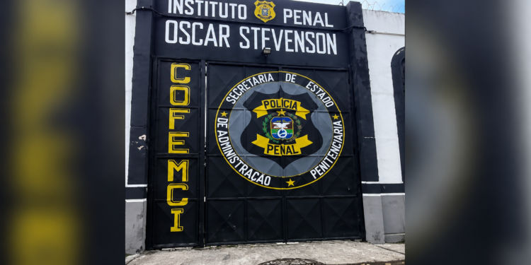 Diretora de presídio feminino no Rio tem prisão preventiva decretada após agentes encontrarem cerca de 70 quilos de alimentos em seu carro.