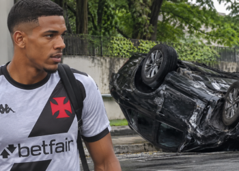 Robert Renan, zagueiro do Vasco, sofre acidente de carro no Rio de Janeiro. Veículo capotou na Zona Oeste, mas jogador saiu ileso e treinou normalmente.