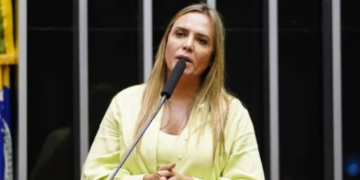Distrito Federal reelege Celina Leão neste domingo (25). Saiba quem é a governadora e quais desafios enfrentará.