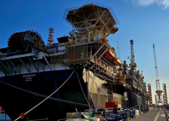 A plataforma P-80 deixou Singapura rumo ao campo de Búzios. Unidade terá capacidade para produzir 225 mil barris de petróleo por dia e começa a operar em 2027.