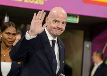 Federação Suíça de Futebol retira apoio à candidatura de Gianni Infantino à presidência da FIFA após questionamentos sobre governança e transparência.