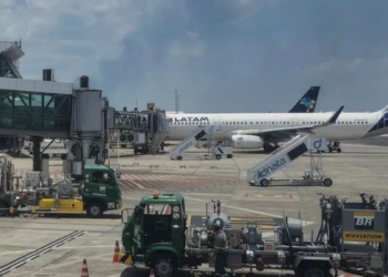  Petrobras aumenta em 11,76% o preço médio do querosene de aviação em outubro, elevando de R$ 5,585 para R$ 6,242 o litro.