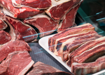 China começa a aplicar tarifa adicional de 55% sobre carne bovina brasileira que ultrapassar a cota anual de importação.