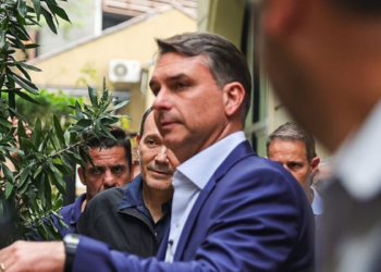 Flávio Bolsonaro desiste do debate da Globo antes do primeiro turno e cita decisão do TSE. Entenda as mudanças judiciais que alteraram o encontro.