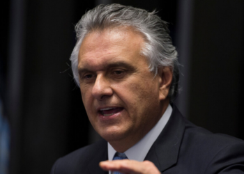 Ronaldo Caiado critica cancelamento do debate presidencial da Globo e chama decisões judiciais de “atentado à democracia brasileira”.