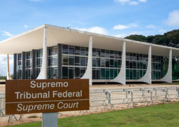  Homem de 28 anos é preso após tentar ultrapassar as grades do STF e arremessar mochila perto da Corte. Esquadrão antibombas descartou explosivos.