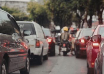 Carros movidos exclusivamente a gasolina representaram 49% das vendas globais de veículos novos no primeiro semestre de 2026, segundo dados da Mobility Global.