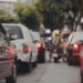Carros movidos exclusivamente a gasolina representaram 49% das vendas globais de veículos novos no primeiro semestre de 2026, segundo dados da Mobility Global.