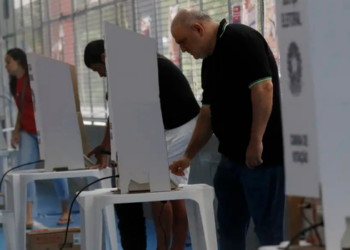 Saiba quem tem prioridade na fila de votação das Eleições 2026, quais grupos têm preferência e por que pessoas com mais de 80 anos passam à frente dos demais.