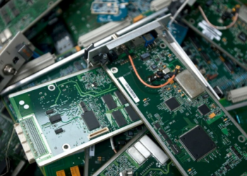 Expansão da inteligência artificial aumenta a demanda por servidores, energia e água e pode agravar o problema do lixo eletrônico no mundo.